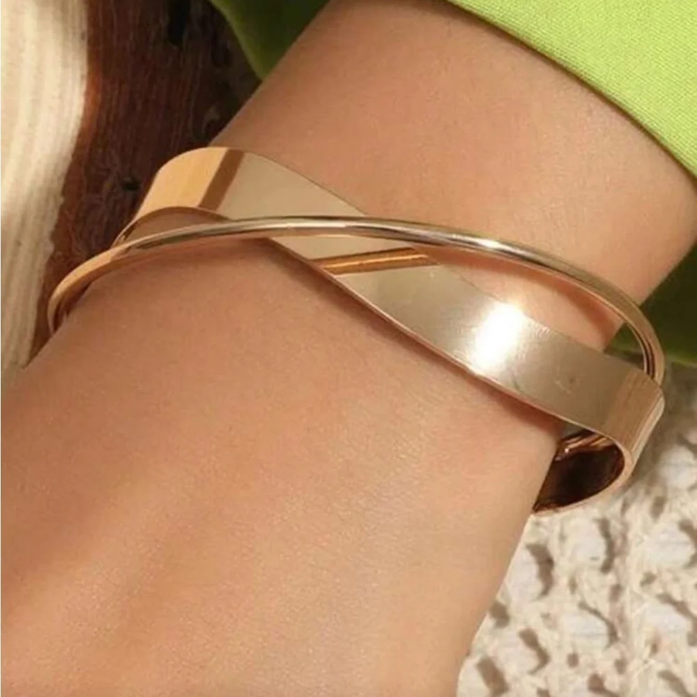 Chic Gold Crossover Bracelet